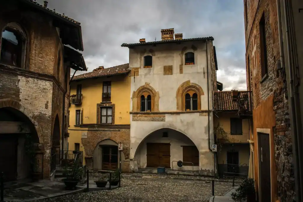avigliana lantica piazzetta di santa maria lib matteo busciola (concorso)