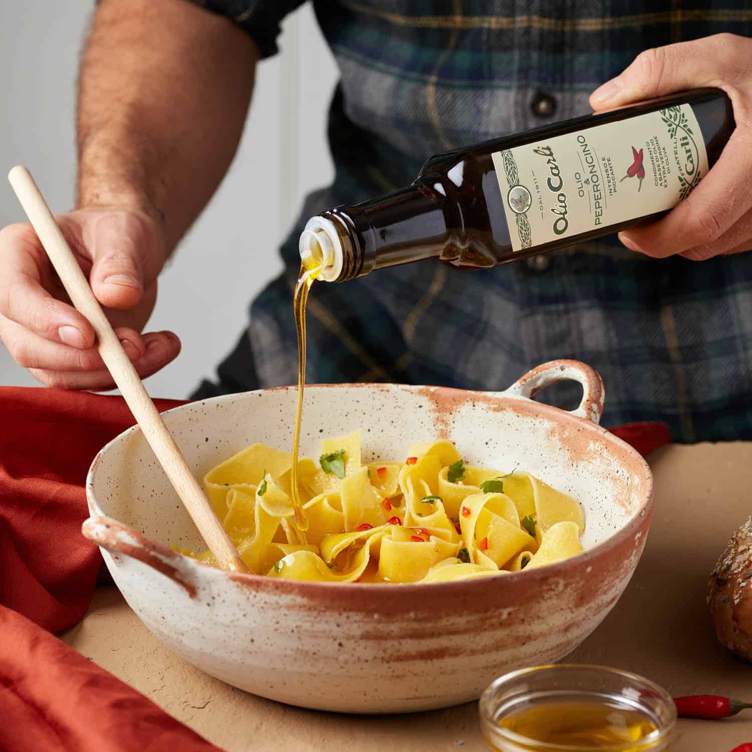 Condimento all'Olio Extra Vergine di Oliva con Peperoncino – Prémium chilis (peperoncino) extra szűz olívaolaj díszdobozban, 250 ml – Fratelli Carli - Image 2