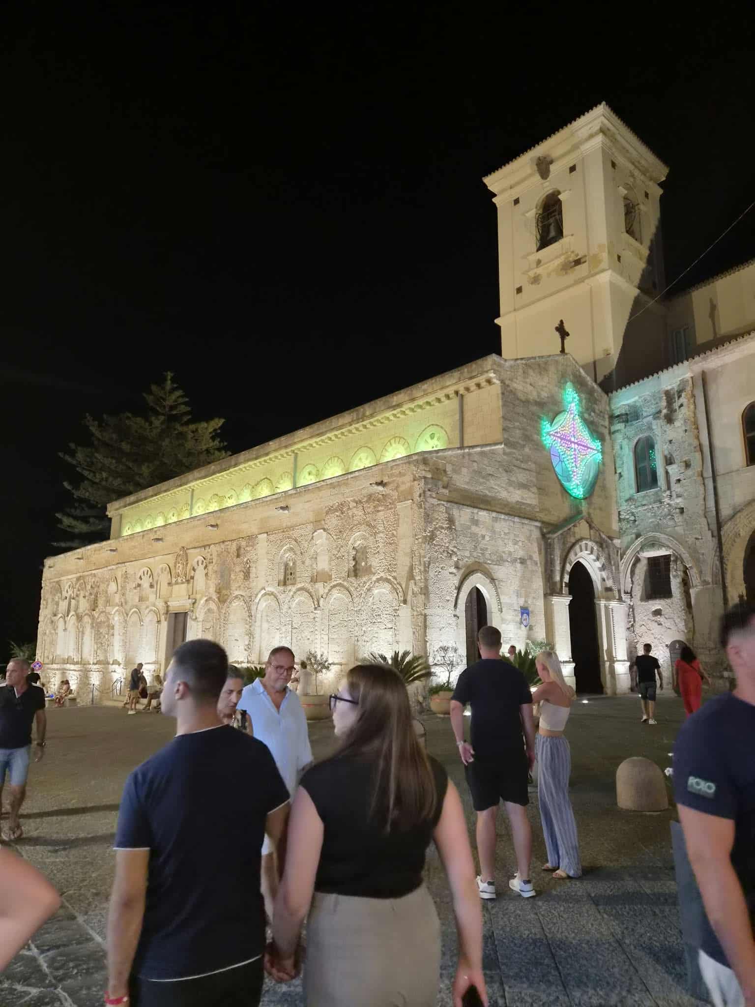 Tropea, kivilágított templom éjszaka